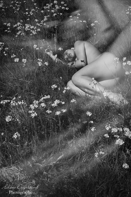 Harmonie en Noir et Blanc: Séance Photo Nu en Plein Air