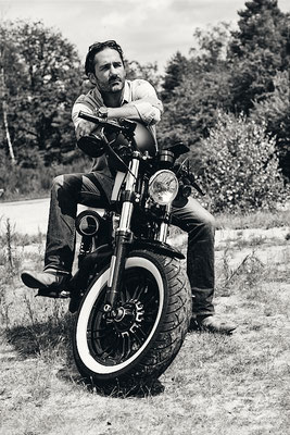 séance photo biker en pleine nature en noir et blanc