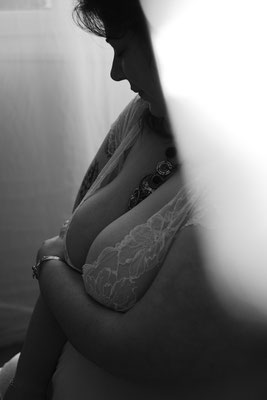 femme pulpeuse lors d'une séance photo boudoir