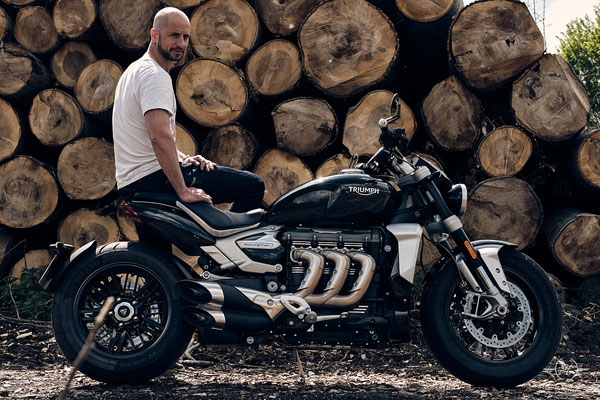shooting photo moto homme sur une triumph rocket