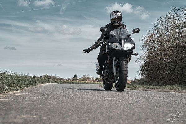 shooting séance photo moto femme sur une sv