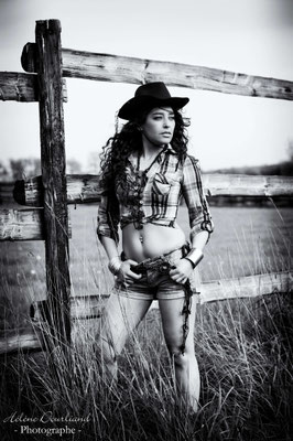 idée shooting photo femme cowgirl en extérieur