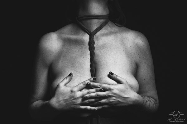 Capturer la Féminité : Séance Photo Shibari Femme en Studio