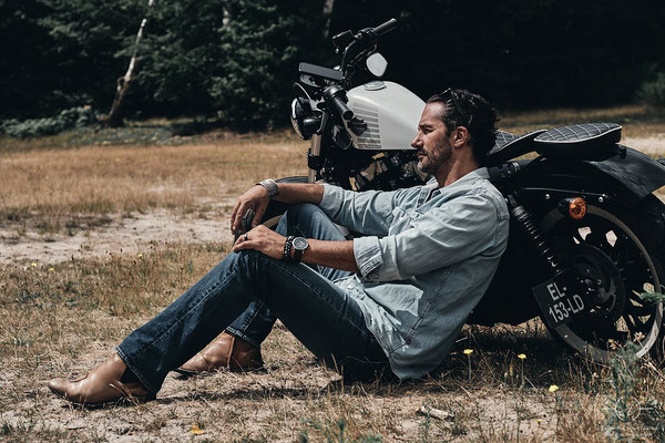 shooting photo moto homme en pleine nature