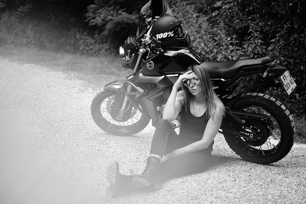 shooting photo femme avec moto en noir et blanc 
