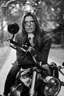 shooting photo femme avec moto