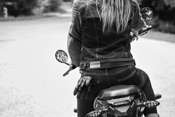 photo femme de dos avec moto