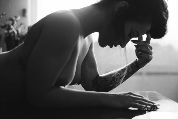 portrait d'une femme nue sur une table