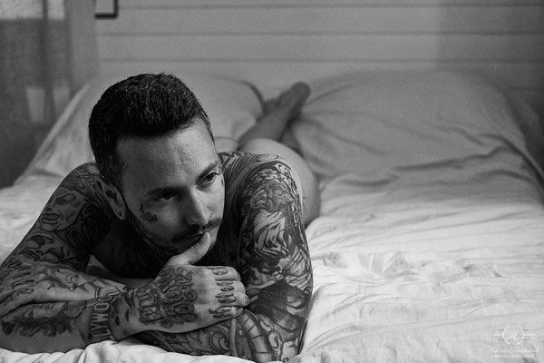 photographie homme en noir et blanc