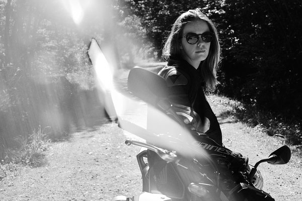 Vivez l'aventure avec un shooting photo moto féminin
