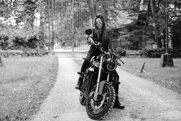 photo femme avec moto devant l'abbaye
