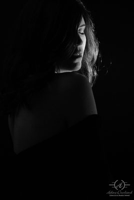 Femme en portrait : photo monochrome