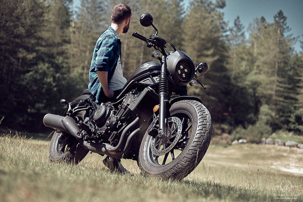 Osez l'aventure avec un shooting photo moto masculin en plein air