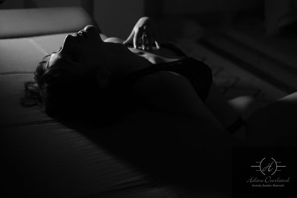 Séance Boudoir où chaque cliché raconte une histoire à la manière du cinéma en noir et blanc
