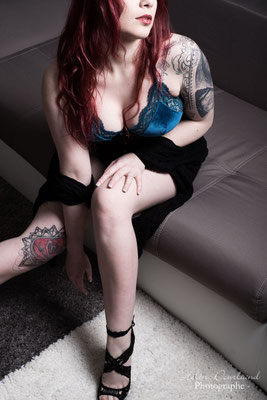 portrait d'une femme tatouée en lingerie