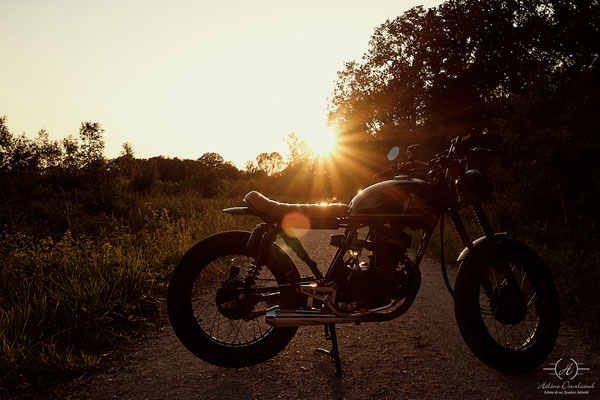 shooting séance photo moto au coucher du soleil