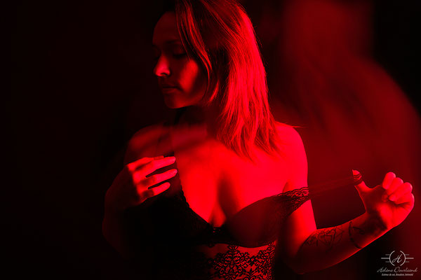 Expérience de séance photo chic et glamour, illuminée par des gélatines rouges pour une ambiance envoûtante