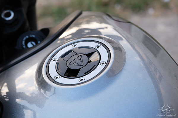 Gros plan sur le réservoir d'une Triumph Trident lors d'un shooting moto