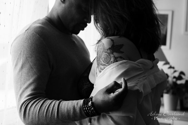 La magie du boudoir couple en noir et blanc