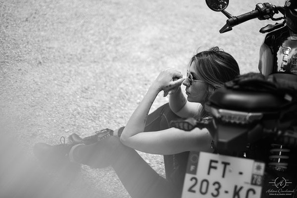 photo femme avec moto esprit mode