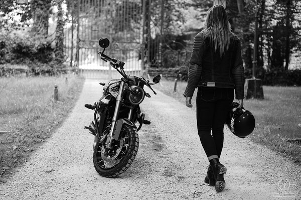 séance photo femme avec moto