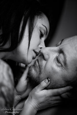 Séance photo boudoir couple en noir et blanc épuré