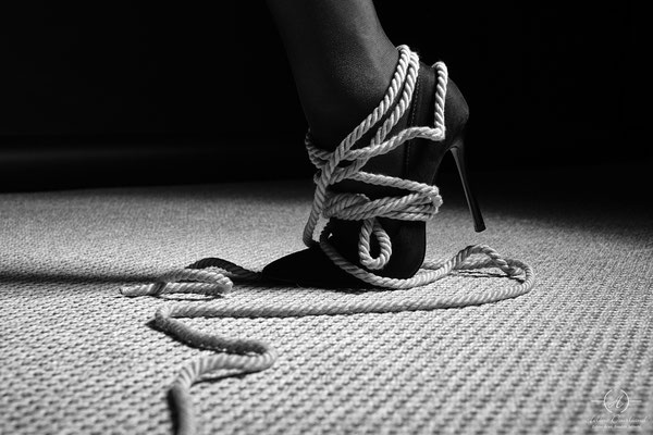 photo shibari en noir et blanc