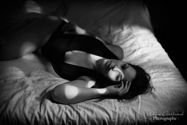 Séance photo boudoir sublimée par les jeux d'ombre et de lumière sur la lingerie