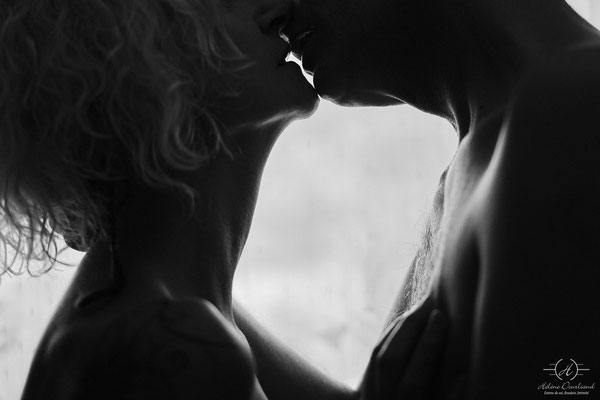 Découvrez la Beauté du Nu en Noir et Blanc : Photos de Couple Immersives