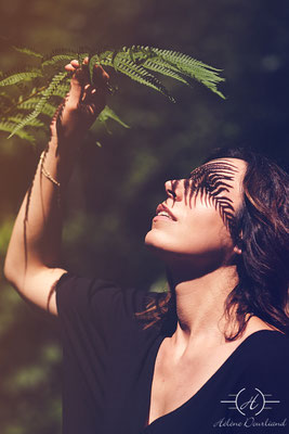 shooting femme dans la forêt