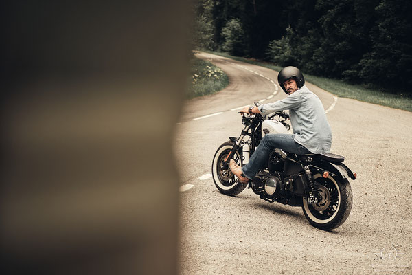 shooting photo moto homme à l'abbaye des vaux de cernay