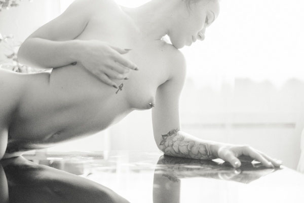 portrait d'une femme nue en noir et blanc