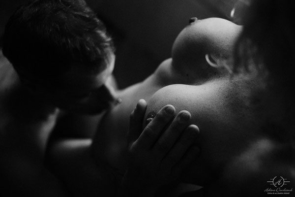 Dans l'Obscurité, l'Éclat de l'Amour : Photos de Couple Nu en Noir et Blanc