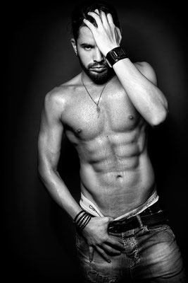 portrait homme en jean et en studio