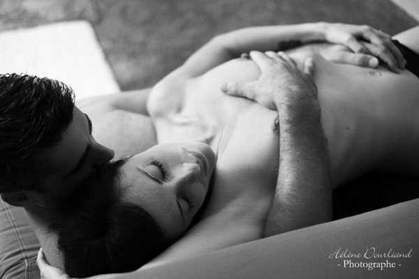 Intimité en noir et blanc : un duo captivant