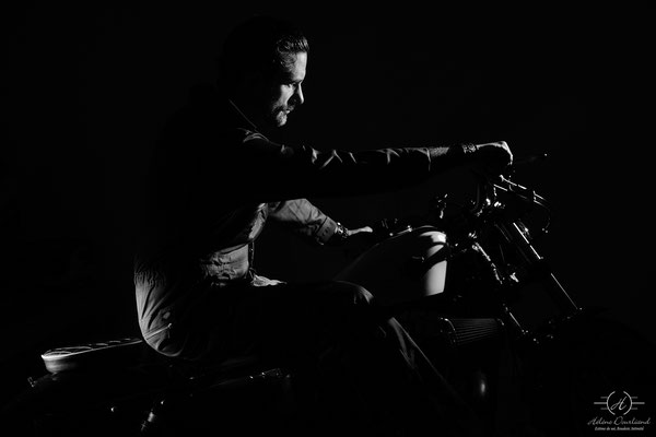 shooting sur-mesure moto en noir et blanc