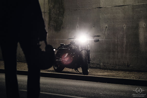 shooting moto personnalisé en pleine nuit