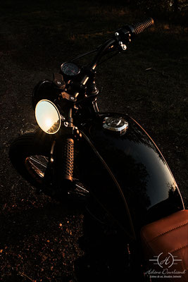 shooting à l'heure doré moto vintage
