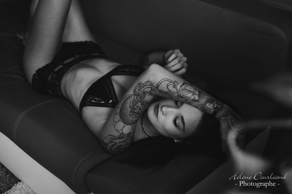 femme tatouée sur un canapé