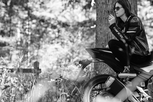Séance photo moto femme : une expérience pleine d'audace