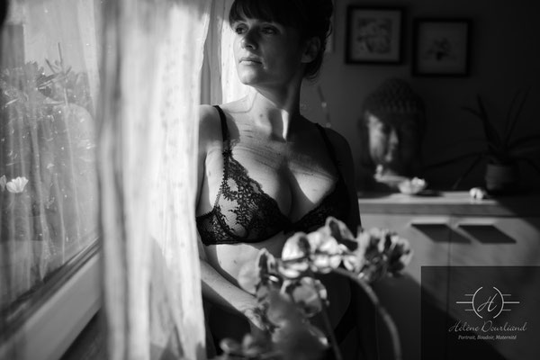 portrait en nb d'une femme dans une ambiance boudoir