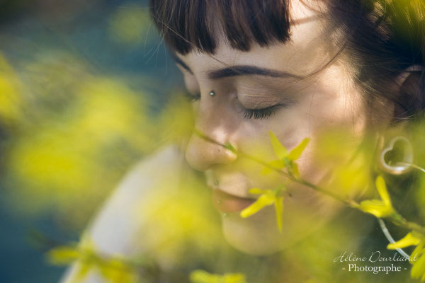Portrait individuel femme en extérieur