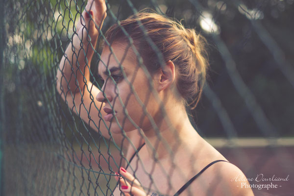 shooting photo portrait femme en extérieur sur un terrain de tennis