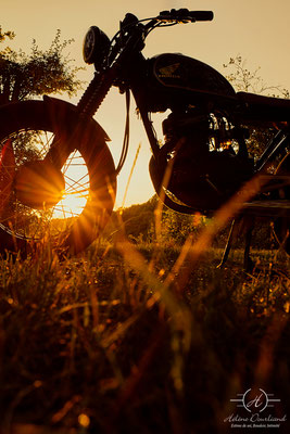 shooting moto au coucher du soleil