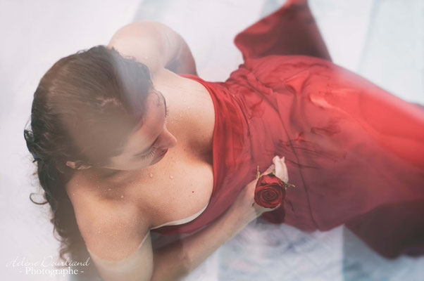 idée shooting photo femme portant une robe rouge dans une piscine