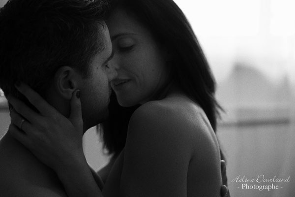 Boudoir couple : la simplicité du monochrome