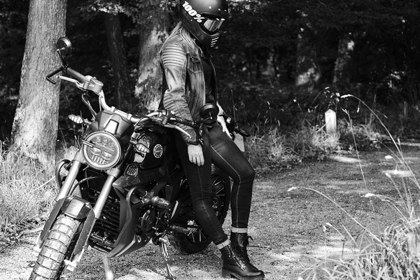 photo femme avec moto assisse