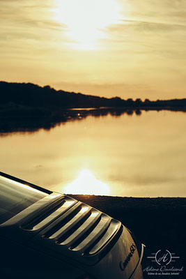 shooting voiture personnalisé au coucher du soleil