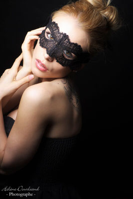 idée shooting photo femme portant un masque en studio