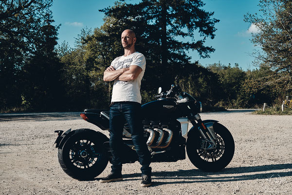Explorez l'horizon lors d'un shooting photo moto masculin dans la nature